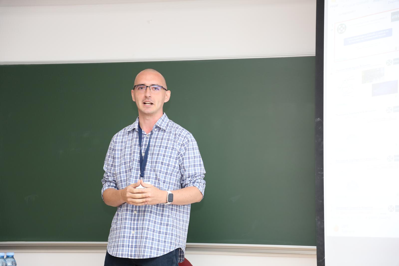 Francisco José Mañas Álvarez impartiendo clase